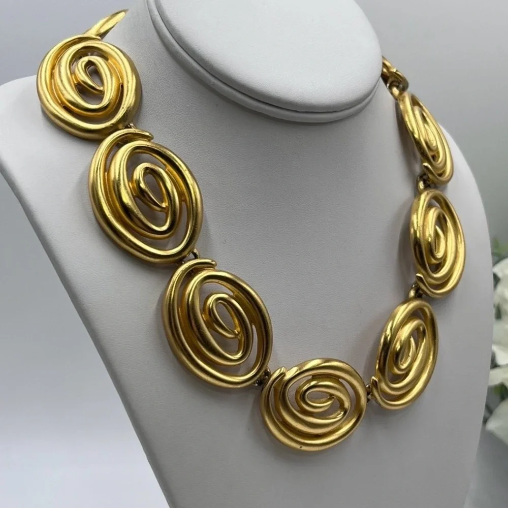Vintage Modernist‎ Matte Gold Tone Satin Finish Swirl Link Toggle Necklace